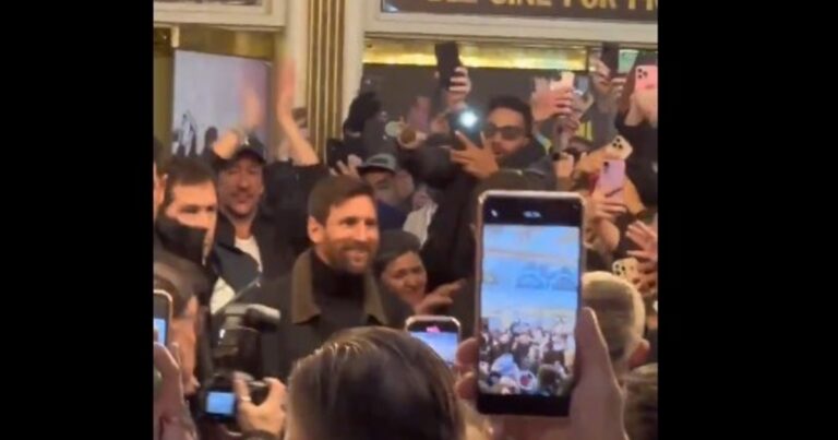 «Dale campeón, dale campeón», la ovación para Messi a la salida de un teatro