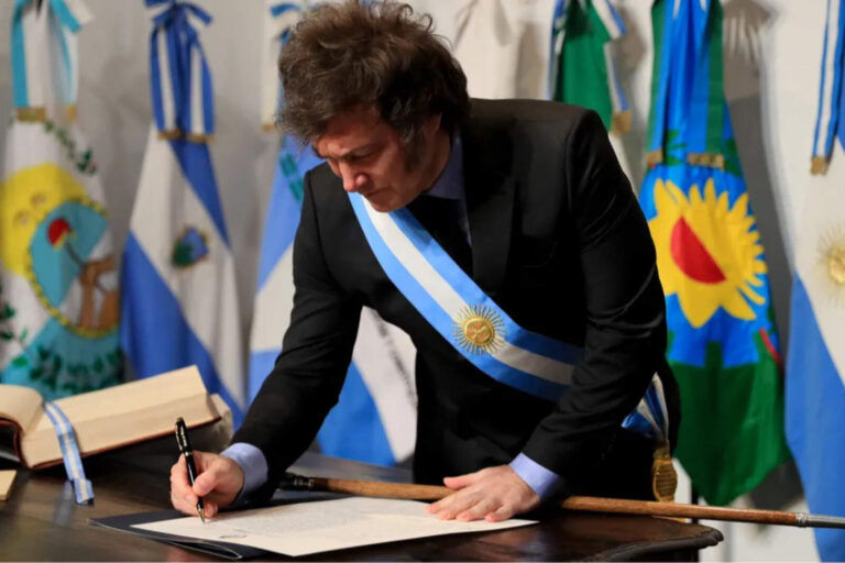 El Senado aprobó restricciones contra los decretos de Javier Milei