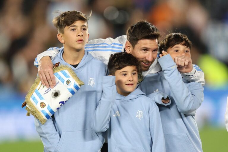 Así fue el emotivo ingreso de Lionel Messi y otros jugadores de la selección con sus hijos