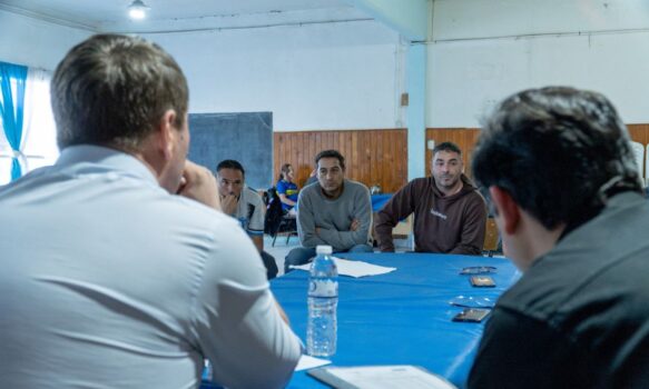 Funcionarios municipales y representantes vecinales avanzan con la obra de cordones cuneta en el Área 12 de Rawson