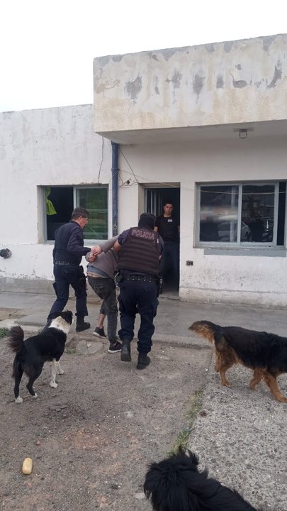 Detuvieron a un conocido ladrón de Comodoro por robar billeteras de un taxi estacionado