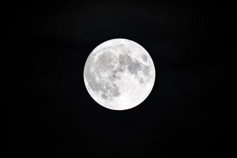 Cuándo y desde qué lugar de Argentina se observará mejor la superluna más brillante del año