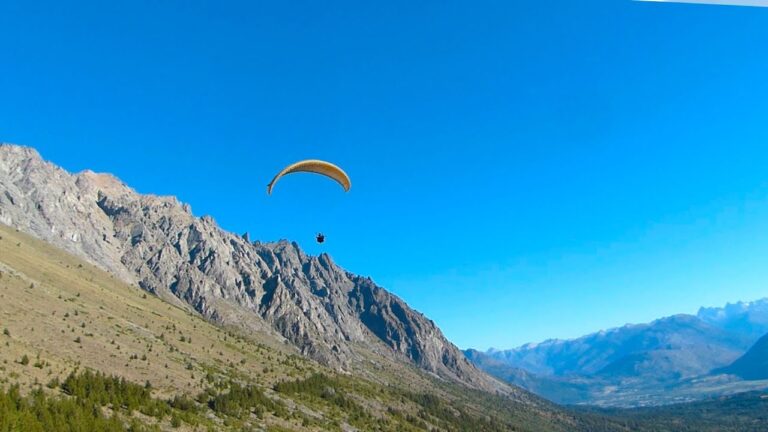 Un parapentista cayó en una zona de difícil acceso y es intensamente buscado en El Bolsón