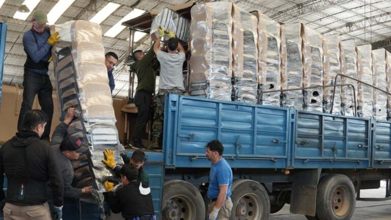 Más de 700 millones de pesos para renovar mobiliario de las escuelas de Chubut