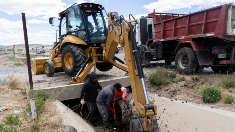 Tareas de saneamiento en el pluvial ubicado a la vera de la Ruta 3