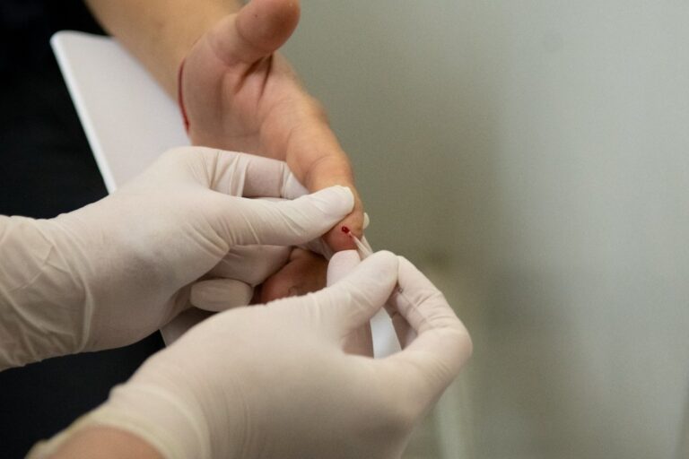 Testeos rápidos y asesoramiento en salud sexual: cómo funciona el dispositivo en Comodoro