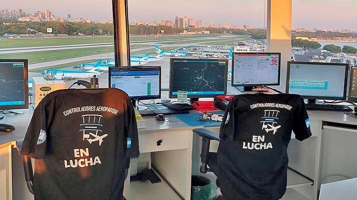 Paro de controladores aéreos provoca demoras y cancelaciones de vuelos
