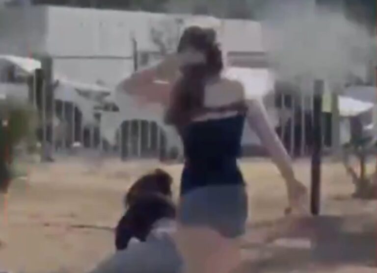 Brutal pelea entre adolescentes en el centro de Comodoro: arrancó un mechón de pelo y lo exhibió como trofeo