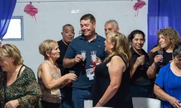 Rawson: el intendente Biss compartió un brindis de fin de año con el coro de adultos mayores Cantum Piuke