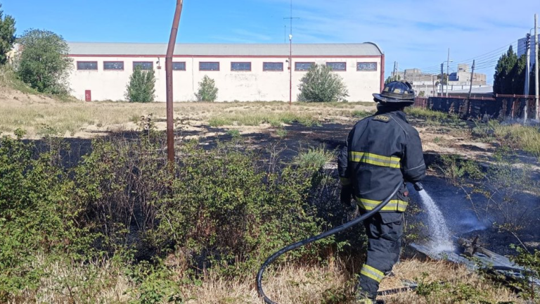 Tres focos de incendio en una misma tarde pusieron en alerta a Bomberos