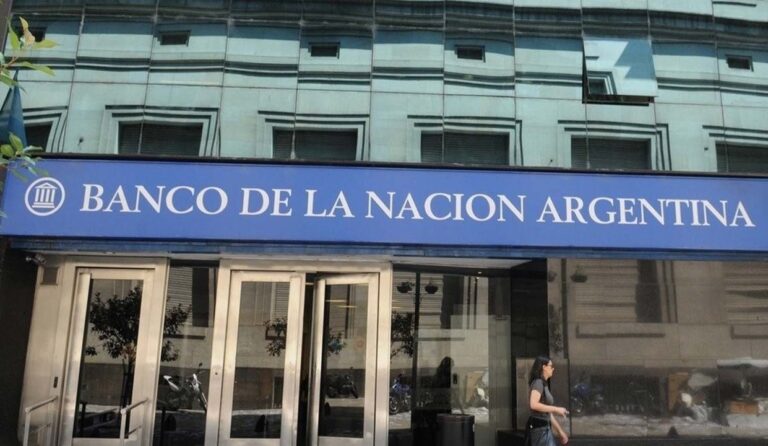 El Gobierno advirtió que despedirá a empleados bancarios que pidan requisitos extra para depositar dólares