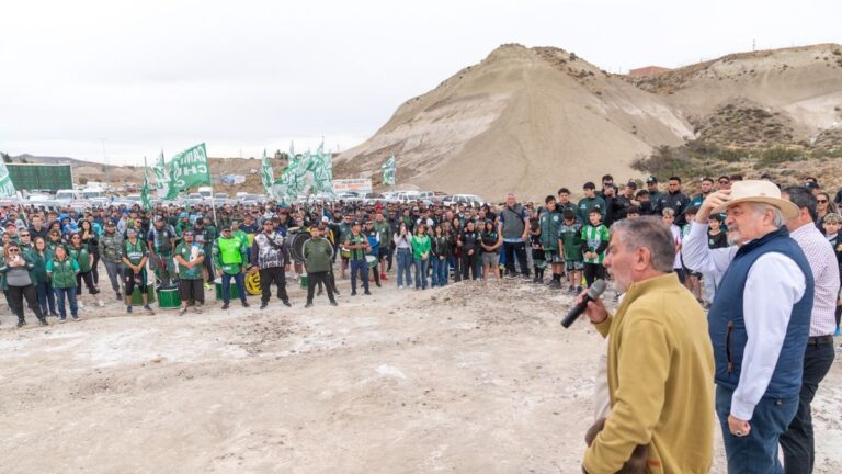 Camioneros colocan piedra fundamental del polideportivo sindical