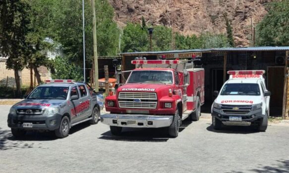 Bomberos de Comodoro Rivadavia donaron una autobomba al cuartel del Dique Florentino Ameghino