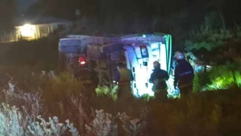 Otro accidente en la ruta 151: un camión volcó de madrugada en Cinco Saltos