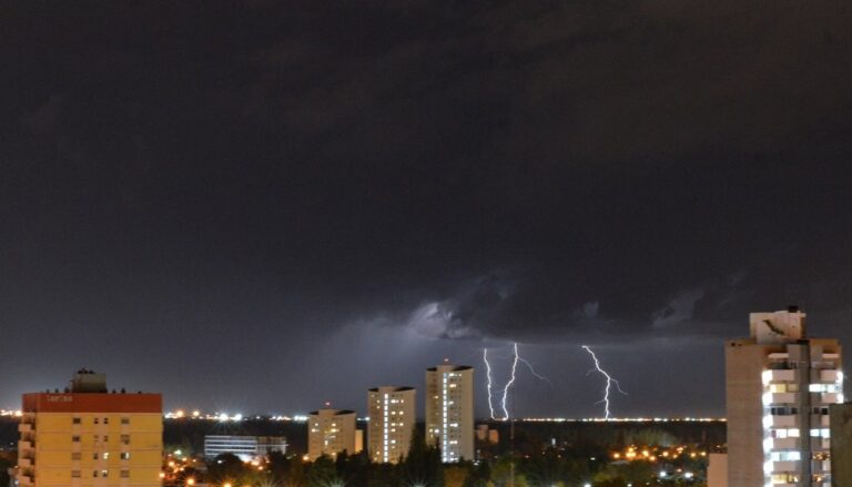 Martes inestable en Neuquén: tormentas en toda la provincia y noches más frías