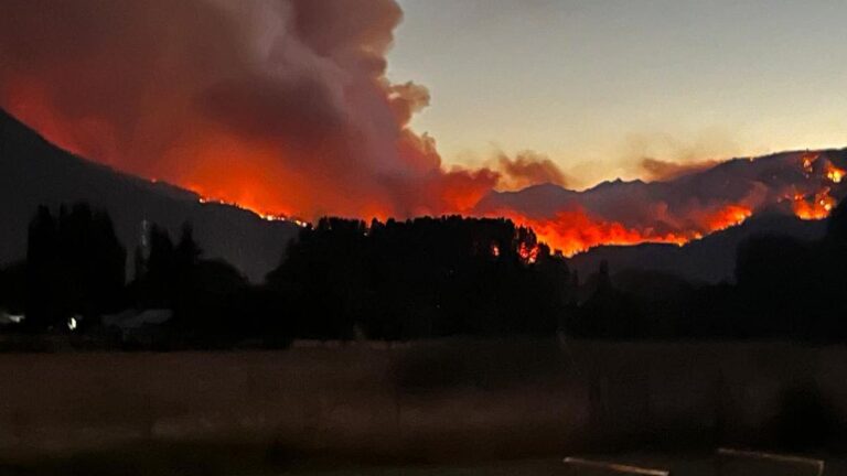El fuego arrasa El Hoyo: diez casas quemadas y Fiesta suspendida