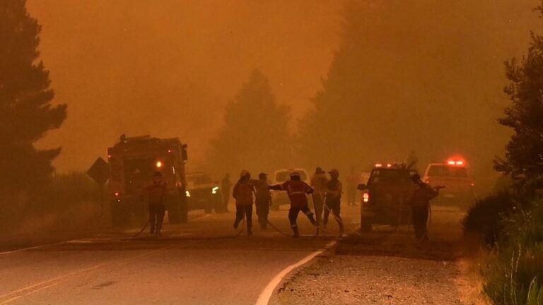 Más de 200 brigadistas y 7 medios aéreos combaten el fuego