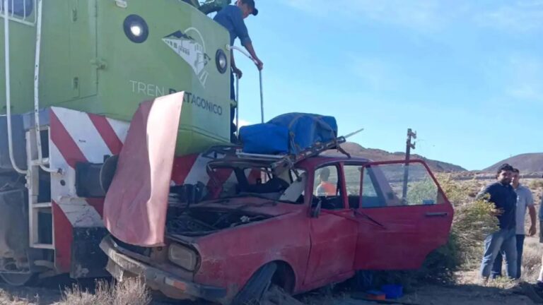 El Tren Patagónico chocó contra un Renault 12 y tres personas resultaron heridas