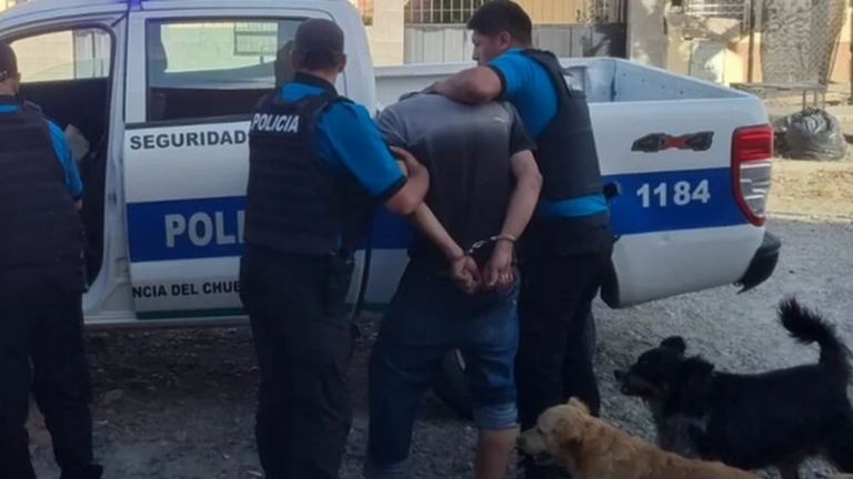 Tenía restricción de acercamiento a su madre y fue detenido en el patio