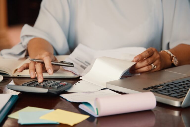 IRS en California: qué dice la ley sobre los taxes de los inmigrantes en 2026