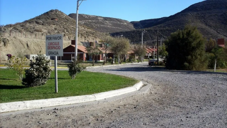 También hay riesgo en el barrio Médanos y piden auto evacuación