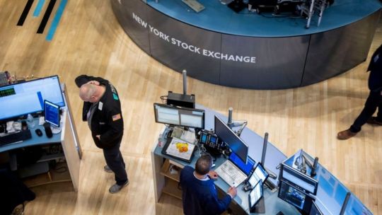 En 2025, invertir afuera rindió más: el S&P 500 superó a todos los activos argentinos