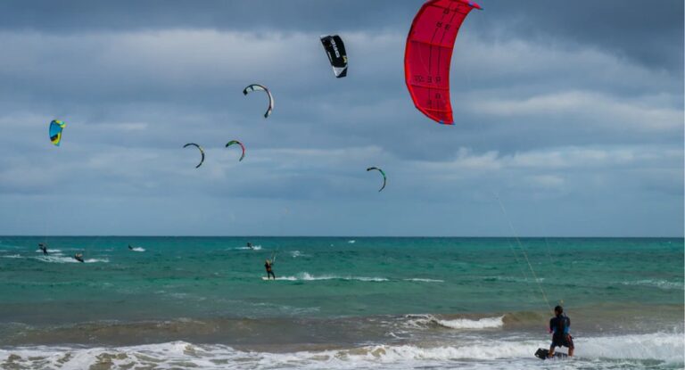 Practicaba kitesurf, sufrió una grave lesión y tuvo que ser trasladado de urgencia al hospital